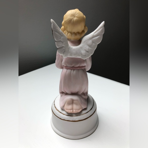 Vintage Musical I’m Dreaming of a White Christmas Angel Figurine - Picture 7 of 8